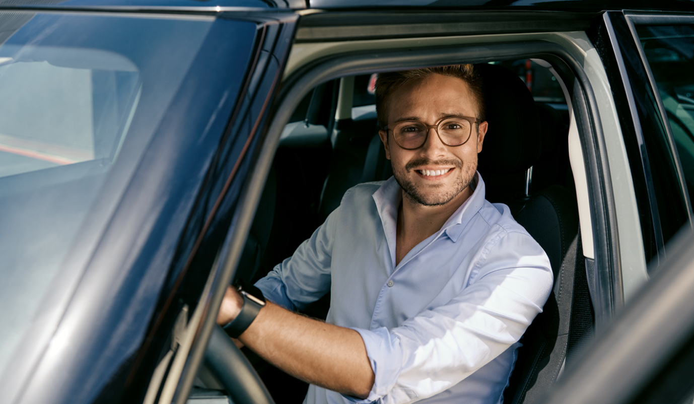 homme souriant dans sa voiture