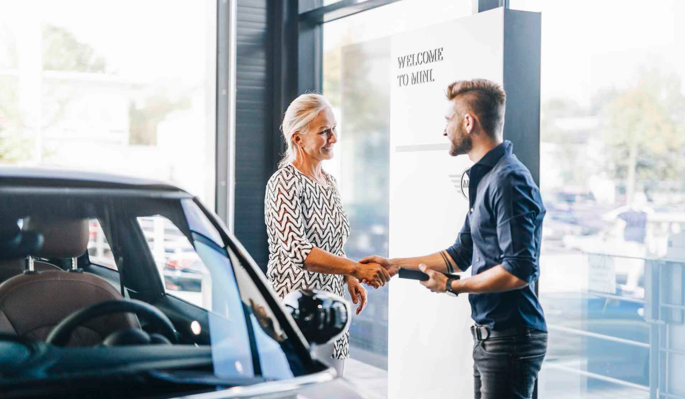 femme serrant la main d'un vendeur