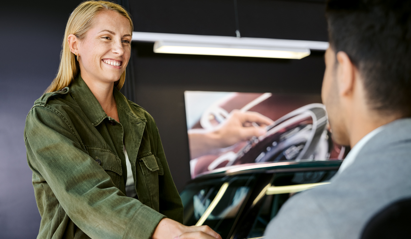 femme souriante avec un vendeur
